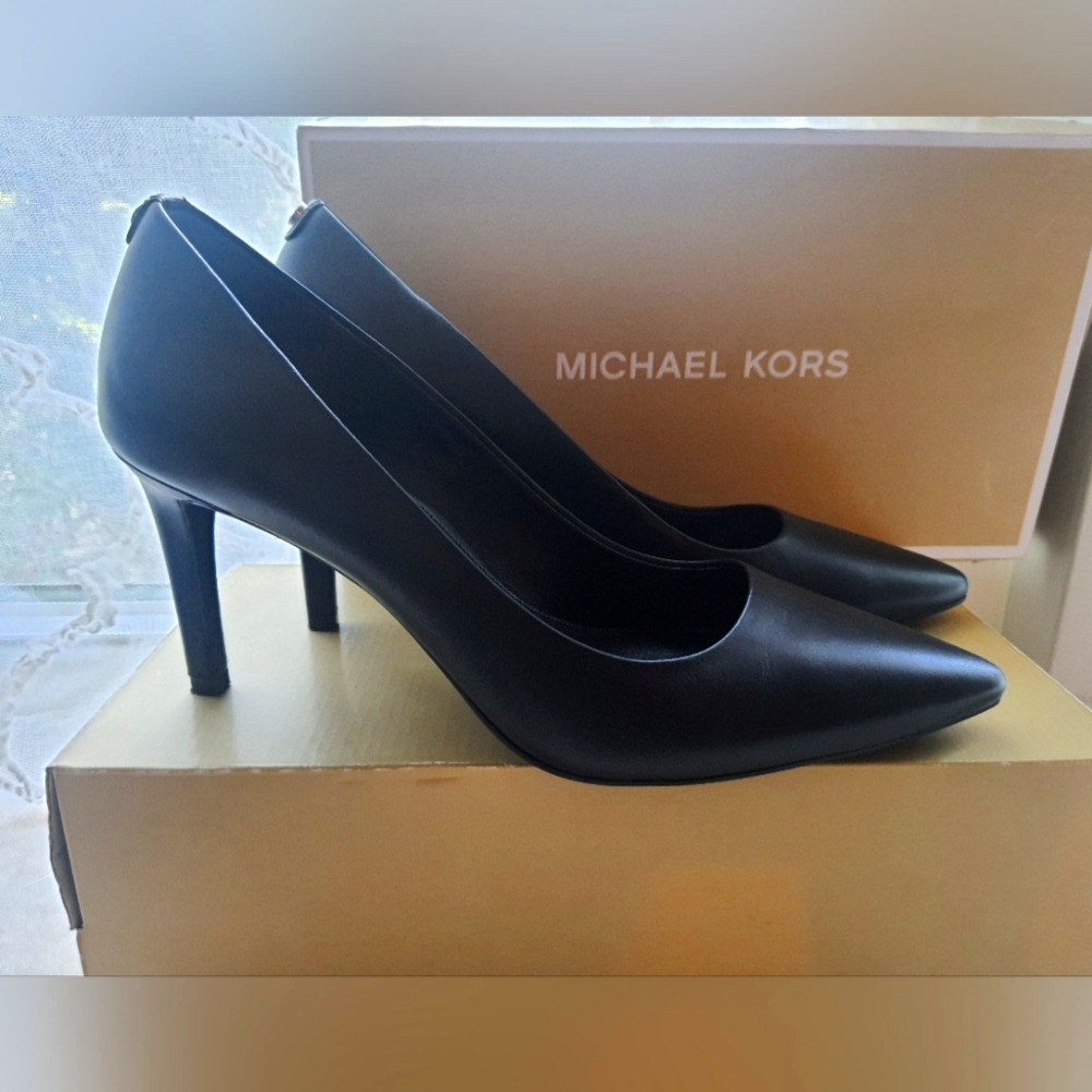 Michael Kors leather pump